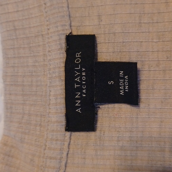 Ann Taylor Factory Ribbed V-neck T-shirt - Picture 4 of 5